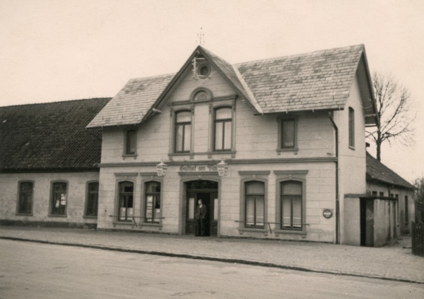 Gasthof 40er: Diese Aufnahme abgedruckt auf einer Postkarte zeigt den Gasthof am Markt um 1940.