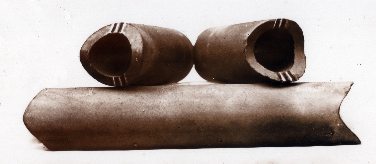 Rohr1: Georg Oltmanns in Osterscheps war erfinderisch und entwickelte Drainagerohre aus Ton, die man ineinander stecken konnte. Vermutlich handelt es sich bei den abgebildeten Röhren um sogenannte „Moorkerb-Drainröhre“, für deren Herstellung und Vertrieb er um 1930 einen Musterschutz hatte. Das Verfahren setzte sich jedoch nicht durch.